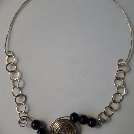 Aussergewöhnliche Halskette, aus Messing, Gold-Obsidian,Spirale,