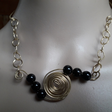 Aussergewöhnliche Halskette, aus Messing, Gold-Obsidian,Spirale,