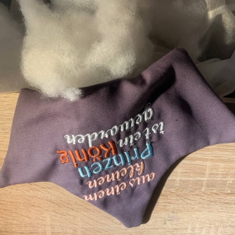 Stickdatei Kronenkissen Prinz ITH Kissen Krone Text und Blanko