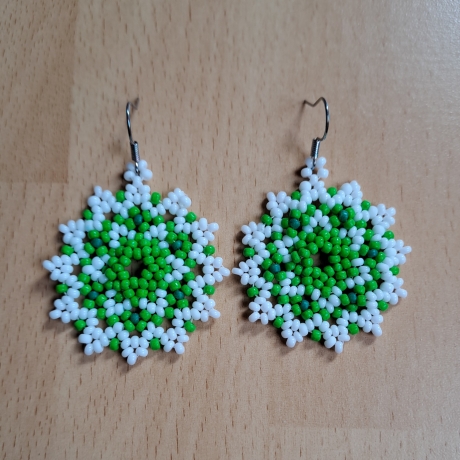 Ohrringe aus Perlen, grün/weiß , Unikat