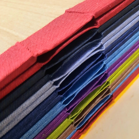 Kalender 2027 – 12x17cm, handgefertigt, Wochenübersicht, Prägung