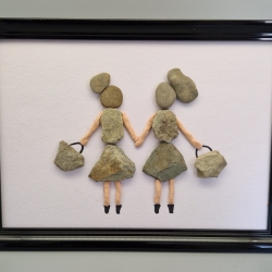 Steinbild Freundinnen beim Shoppen