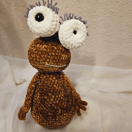 Schnecke mit Armen, ca. 32 cm hoch und 25 cm lang,  Amigurumi