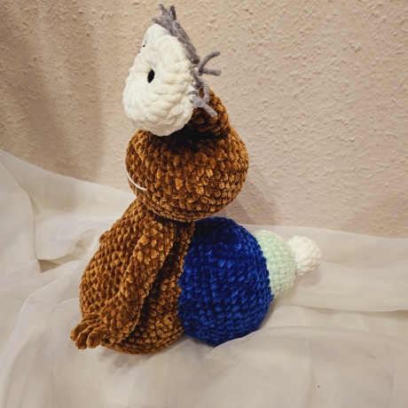 Schnecke mit Armen, ca. 32 cm hoch und 25 cm lang,  Amigurumi