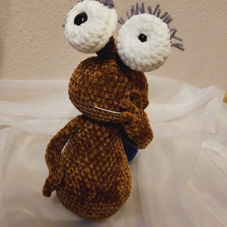 Schnecke mit Armen, ca. 32 cm hoch und 25 cm lang,  Amigurumi