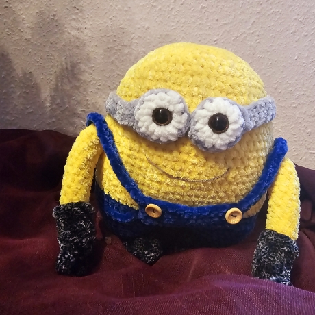 Minion mit Teddy, Unikat,  ca. 21 cm hoch,  Amigurumi gehäkelt 