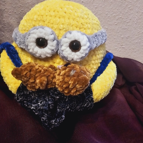 Minion mit Teddy, Unikat,  ca. 21 cm hoch,  Amigurumi gehäkelt 