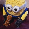 Minion mit Teddy, Unikat,  ca. 21 cm hoch,  Amigurumi gehäkelt 