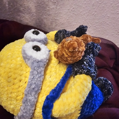 Minion mit Teddy, Unikat,  ca. 21 cm hoch,  Amigurumi gehäkelt 