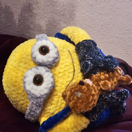 Minion mit Teddy, Unikat,  ca. 21 cm hoch,  Amigurumi gehäkelt 