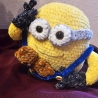 Minion mit Teddy, Unikat,  ca. 21 cm hoch,  Amigurumi gehäkelt 