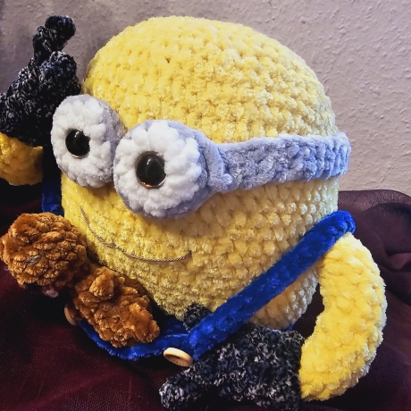 Minion mit Teddy, Unikat,  ca. 21 cm hoch,  Amigurumi gehäkelt 