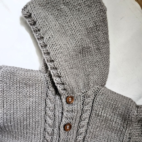 Strickjacke Kinder in Beige und der Größe 92/98