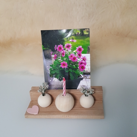 Kartenhalter aus Holz mit Trockenblumen 