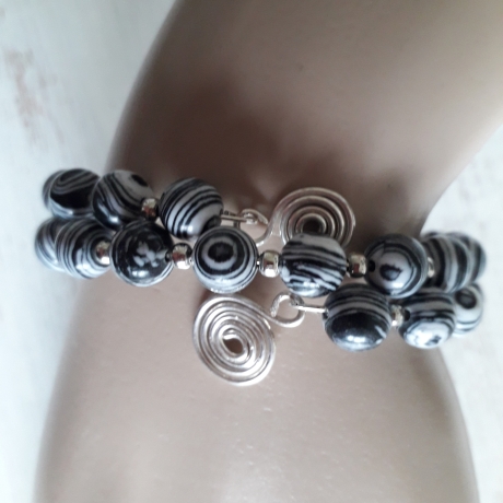 Spiral-Armreif mit schwarz/weiss marmorierten Malachitperlen