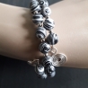 Spiral-Armreif mit schwarz/weiss marmorierten Malachitperlen