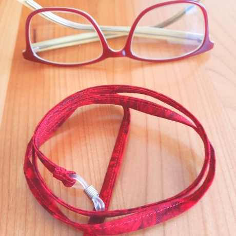 rot gemustertes Brillenband (es ist ein warmes rot)