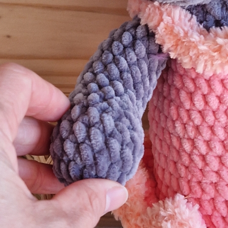 Häschen aus Kuschelwolle gehäkelt Handarbeit in rosa Kleid