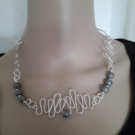 Edle Halskette mit Hämatit- Perlen und versilberten Elementen