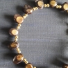 Aparter Armreif mit auf Münzen gewachsenen Perlen, goldbraun