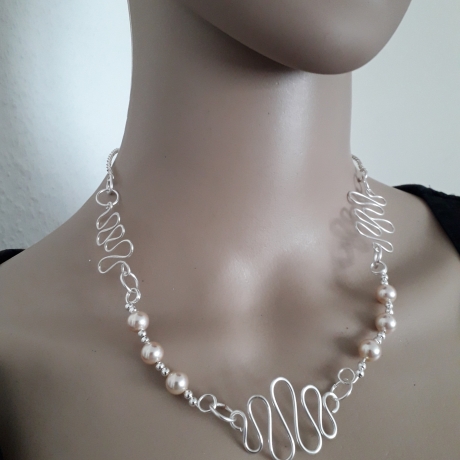  Collier mit echten Perlen und versilberten Loops-Elementen