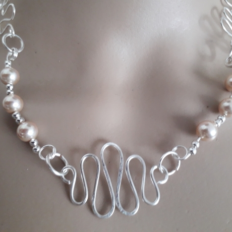  Collier mit Glaswachs- Perlen und versilberten Loops-Elementen