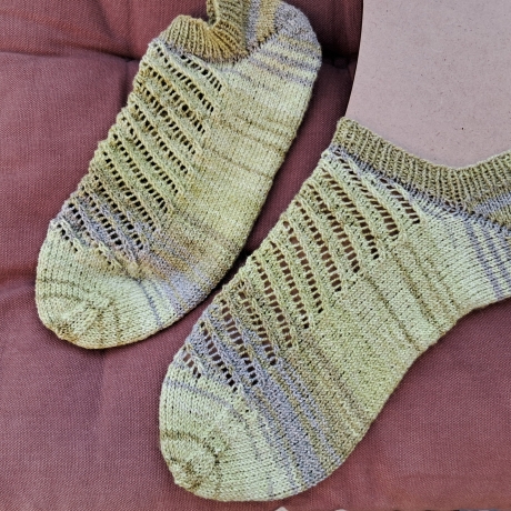 Sneaker Socken - Gr.40/41 - mit Lochmuster - grün/ Verlaufsgarn
