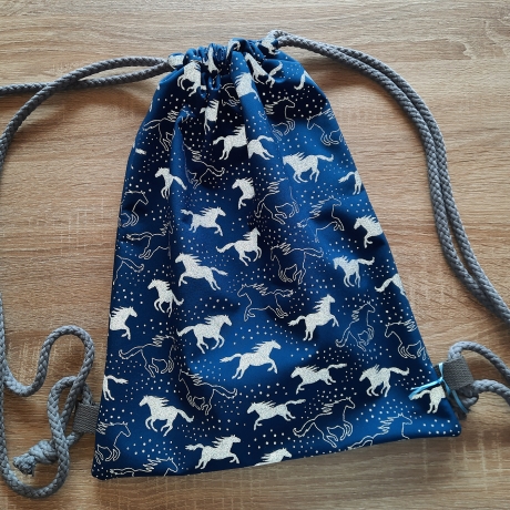 Turnbeutel aus Softshell mit reflektierenden Pferden
