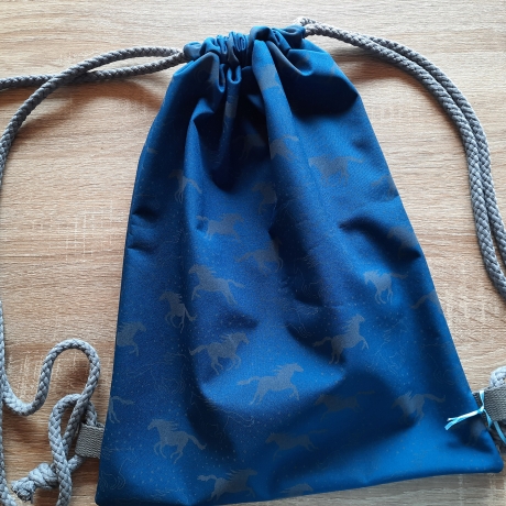 Turnbeutel aus Softshell mit reflektierenden Pferden