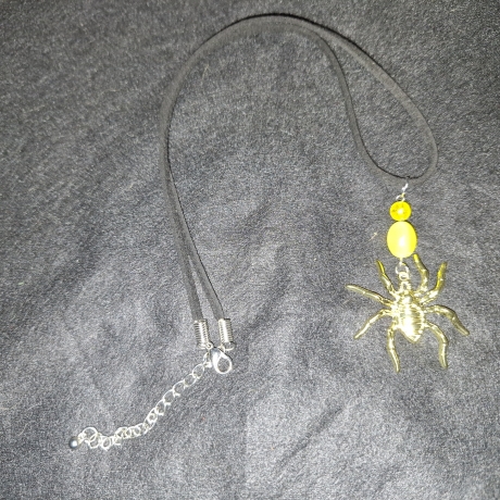 Kette mit Spinnen Anhänger gold / gelb