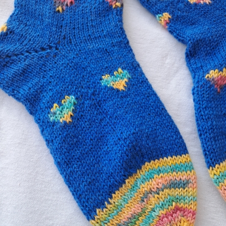 Kindersocken - Gr. 32/33 - handgestrickt - mit Herzen - blau/bunt