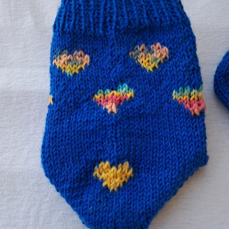 Kindersocken - Gr. 32/33 - handgestrickt - mit Herzen - blau/bunt