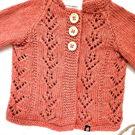 Strickjacke Baby Tomatenrot und der Größe 68/74