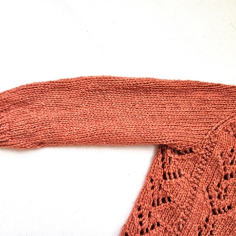 Strickjacke Baby Tomatenrot und der Größe 68/74