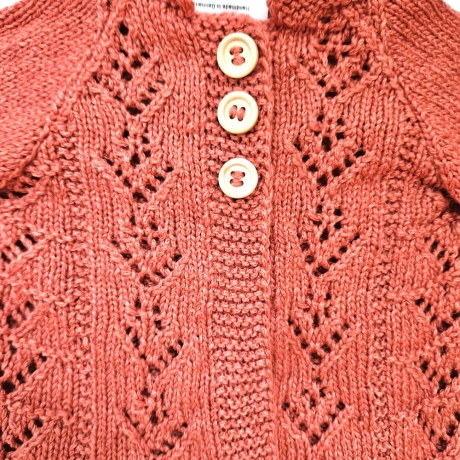 Strickjacke Baby Tomatenrot und der Größe 68/74