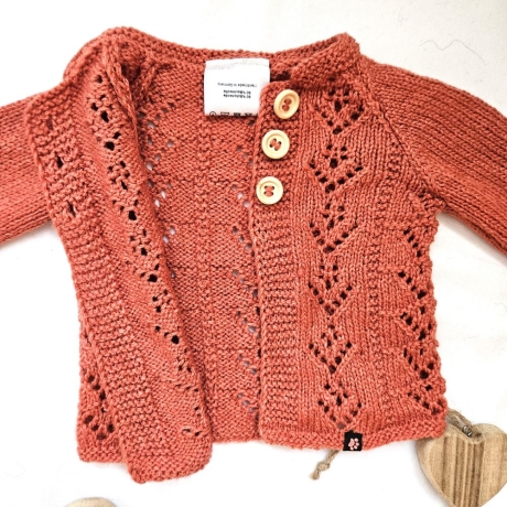 Strickjacke Baby Tomatenrot und der Größe 68/74