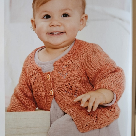 Strickjacke Baby Tomatenrot und der Größe 68/74