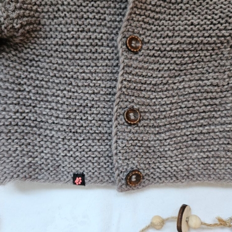Bio Strickjacke Baby in Braun und der Größe 62/68
