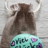 Handbemalter Glücksstein mit Jutesäckchen