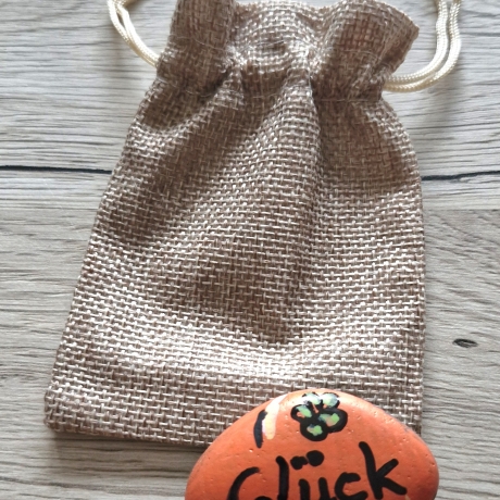 Handbemalter Glücksstein mit Jutesäckchen
