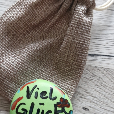 Handbemalter Glücksstein mit Jutesäckchen