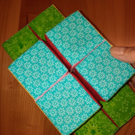  Genähter, pädagogischer Zauberwürfel aus 6 kräftigen Farben