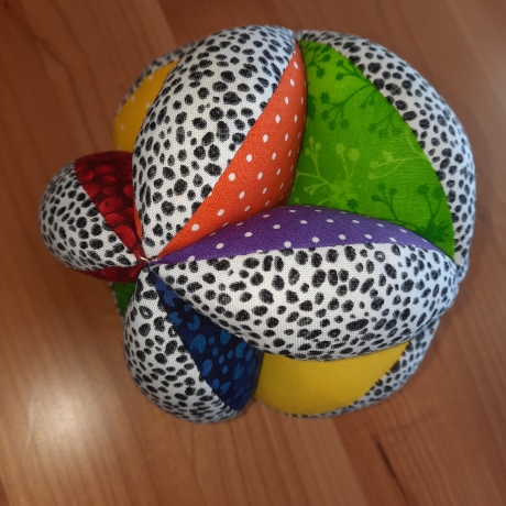bunter Greifball mit Klapper, Motorikball