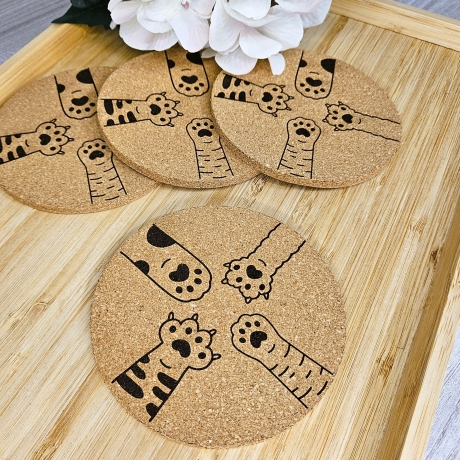 gravierter Korkuntersetzer Katzenpfötchen