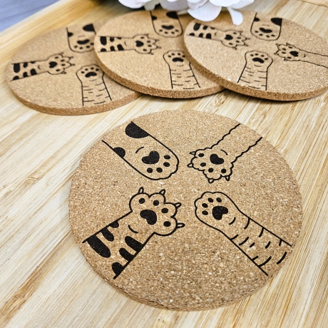gravierter Korkuntersetzer Katzenpfötchen