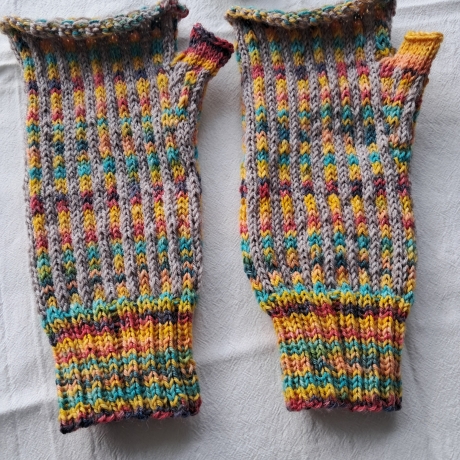 Handstulpen - Gr. S - gestrickt- beige/bunt- Daumensteg