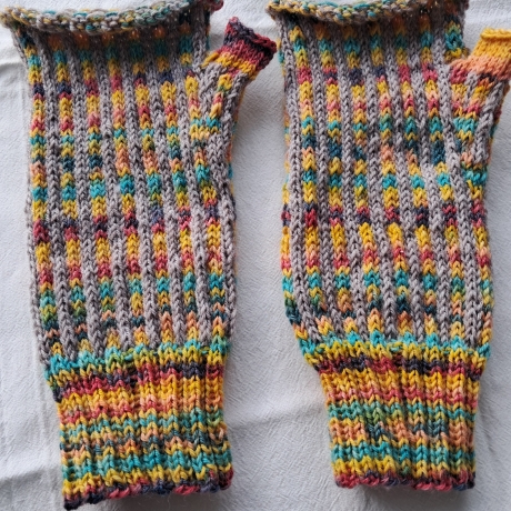 Handstulpen - Gr. S - gestrickt- beige/bunt- Daumensteg