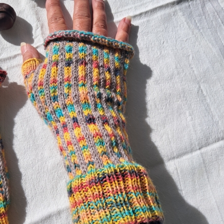 Handstulpen - Gr. S - gestrickt- beige/bunt- Daumensteg