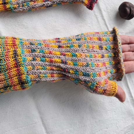 Handstulpen - Gr. S - gestrickt- beige/bunt- Daumensteg