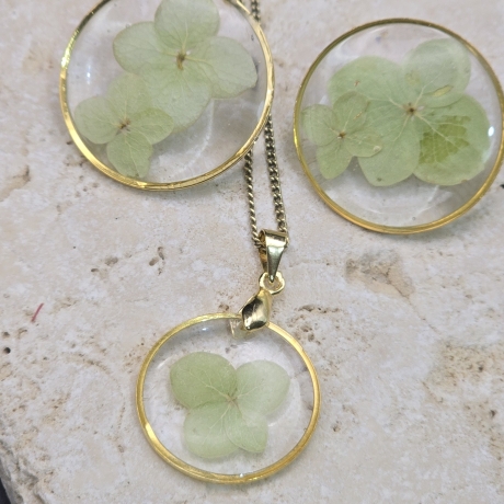 Blütenschmuckset mit echten Blüten aus Epoxidharz